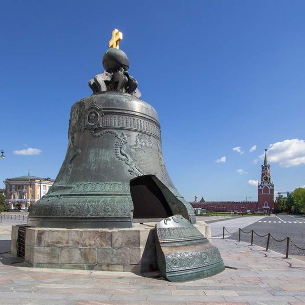 ivanfamil's tweet image. En Moscú, frente a la torre del campanario de Iván el Grande, el edificio más alto del Kremlin, hay una campana que no está en ese campanario, si no en el suelo. Y además está rota. Se trata de la Campana del Zar, la campana más grande jamás construida. Tira del hilo 🧵👇🏽👇🏽👇🏽