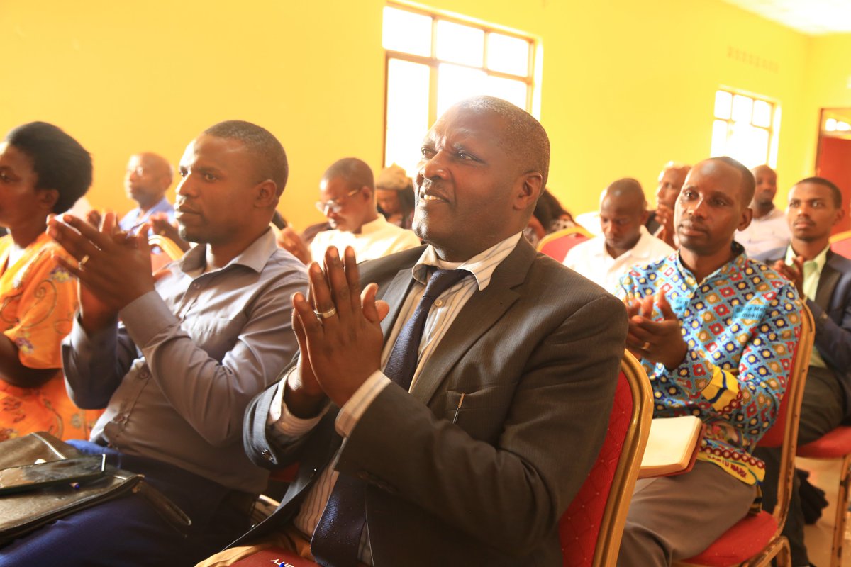 MwalimuSacco's tweet photo. @GisagaraDistr @HABINEZAJEANPA4 @L_Uwambaje @RwandaSouth Madamu @L_Uwambaje yabasobanuriye serivisi zitandukanye zitangwa na @MwalimuSacco harimo serivisi zitandukanye zo kwizigama na serivisi z'inguzanyo, agaruka ku byiza byo kuba umunyamuryango w'Umwalimu SACCO aho uhabwa serivisi z'imari zigezweho kandi zihendutse.
#serviceawareness https://t.co/vPVg0g79dF