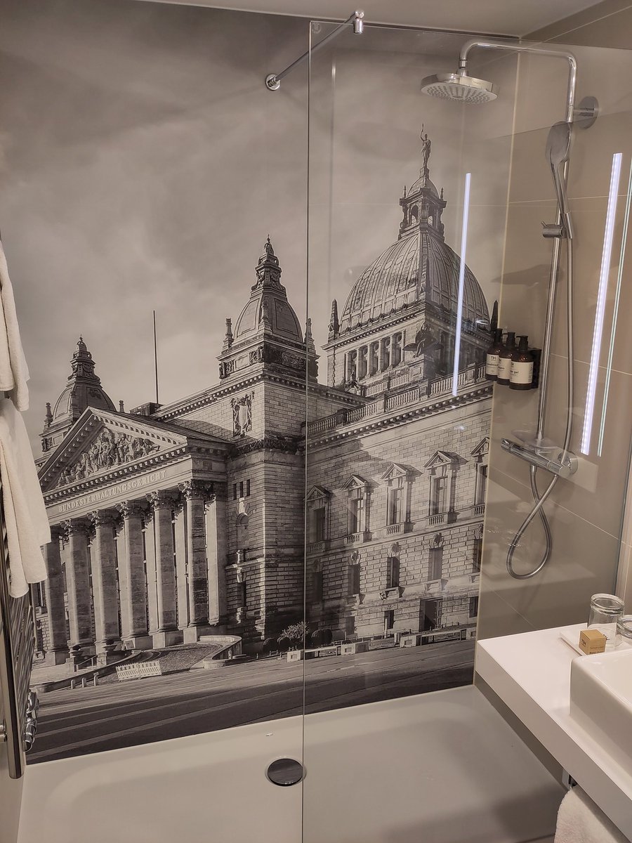 Ankunft bei der #jtör in Leipzig. Selbst das Bad ist passend thematisch gestaltet!
<a href="/JTOER24/">Junge Tagung Öffentliches Recht</a> #jtoer24