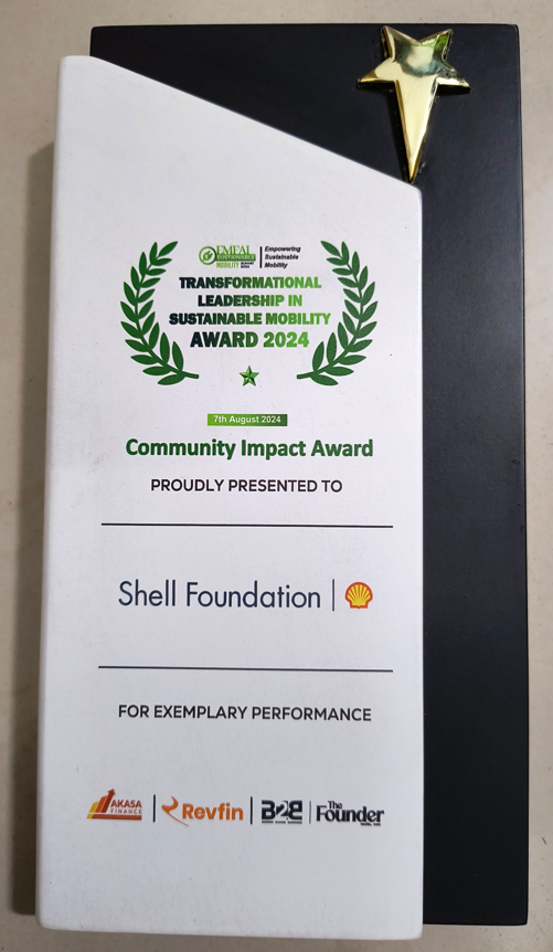 ShellFoundation's tweet photo. Last week, #ShellFoundation received the "Community Impact Award" at the “EMFAI Sustainable Mobility Summit 2024” held in Delhi. The award recognises Shell Foundation for its significant contributions to sustainable mobility, the development of a robust electric vehicle ecosystem, and its widespread adoption in hashtag#India.
The @EMFAIndia Sustainable Mobility Summit brought together industry, government, OEMs, and fleet operators to explore innovative financing mechanisms to overcome barriers to EV adoption, discuss policy frameworks and regulatory measures to accelerate the shift to electric mobility and best practices in the EV industry in India.
Shell Foundation has been working in India supporting the EV ecosystem at grassroot level to improve livelihoods of the people at the bottom of pyramid from the early #EV days. We support individual organisations, like @revfinindia and Mufin Green Finance, and recently in 2023 by introducing innovative instrument “EV- Risk Sharing facility” in partnership with @sidbiofficial to de-risk the lenders in the ecosystem encouraging access to finance for underserved communities.
#ImpactInvesting #EnergyAccess #EnergyTransition #EV #EVFinancing #EMFAI #SustainableMobility #ElectricVehicles