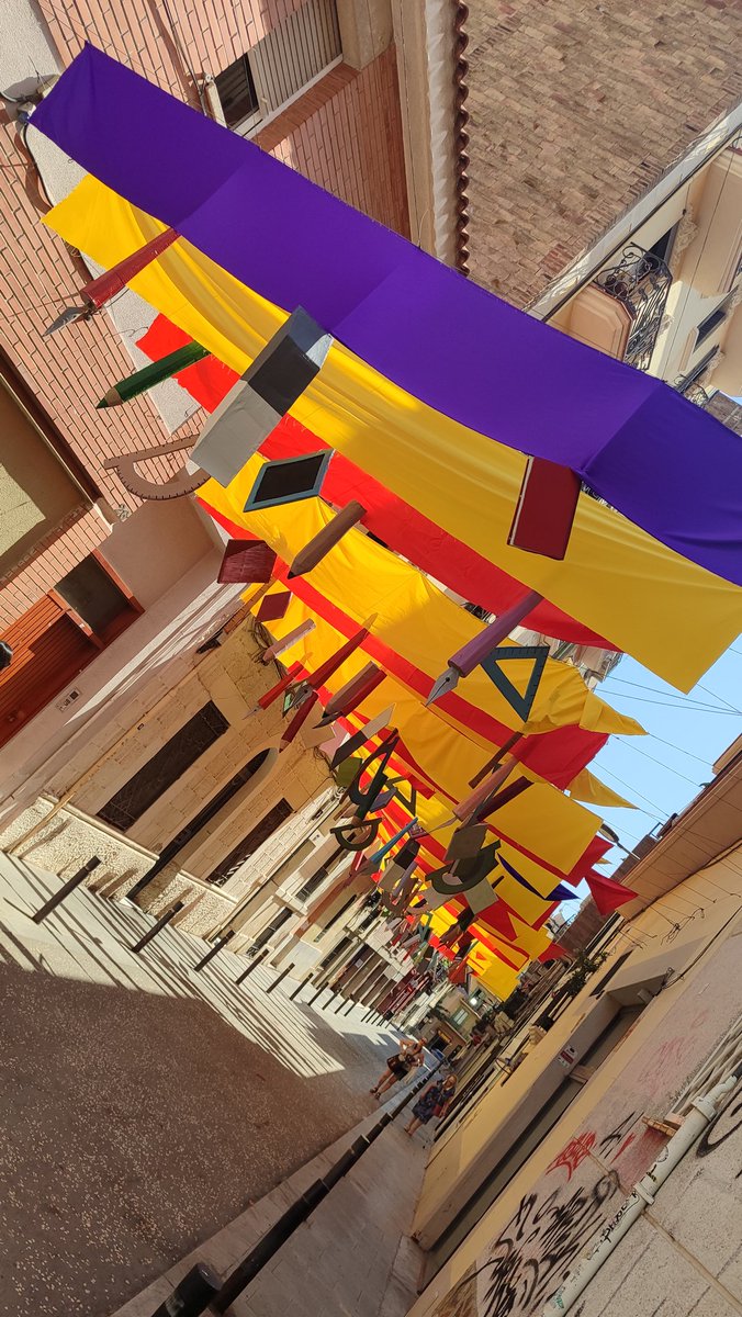 laurafrailev's tweet photo. Calle dedicada a la escuela republicana en las Fiestas de Gràcia de #Barcelona #FestesGracia 
Incluye biblioteca móvil 😍 https://t.co/Tmj5hMEAng