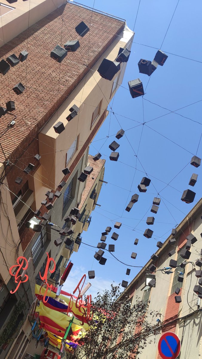 laurafrailev's tweet photo. Calle dedicada a la escuela republicana en las Fiestas de Gràcia de #Barcelona #FestesGracia 
Incluye biblioteca móvil 😍 https://t.co/Tmj5hMEAng