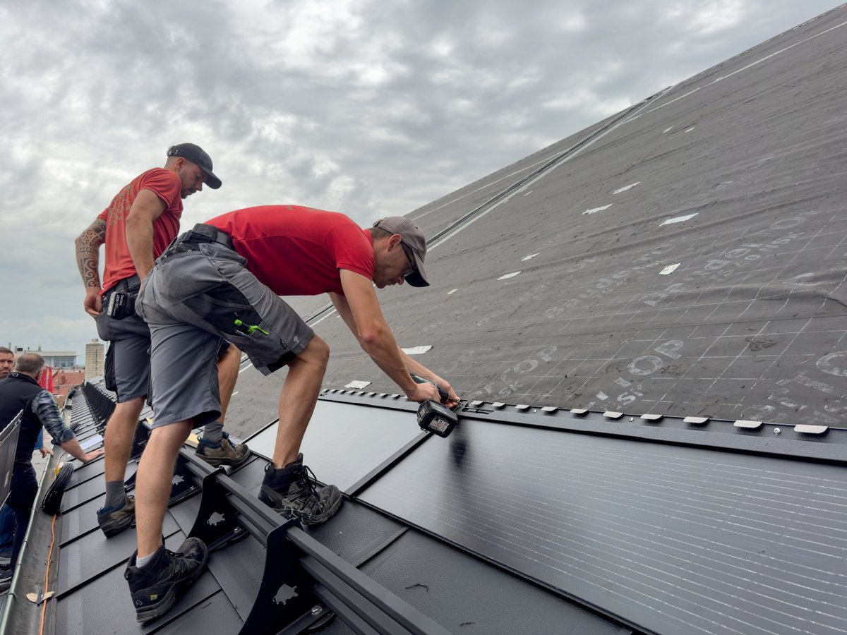 BistumBamberg's tweet photo. #Photovoltaik auf Denkmälern geht nicht? Doch! Die katholische Gemeinde St. Karl Borromäus in #Nürnberg macht es vor. Bis Ende Oktober soll dort das größte #Solardach auf einer denkmalgeschützten #Kirche in #Bayern entstehen: https://t.co/ZkyYoyDIn6

(Foto: Ferdinand Lenk) https://t.co/wVsC7v0R9g
