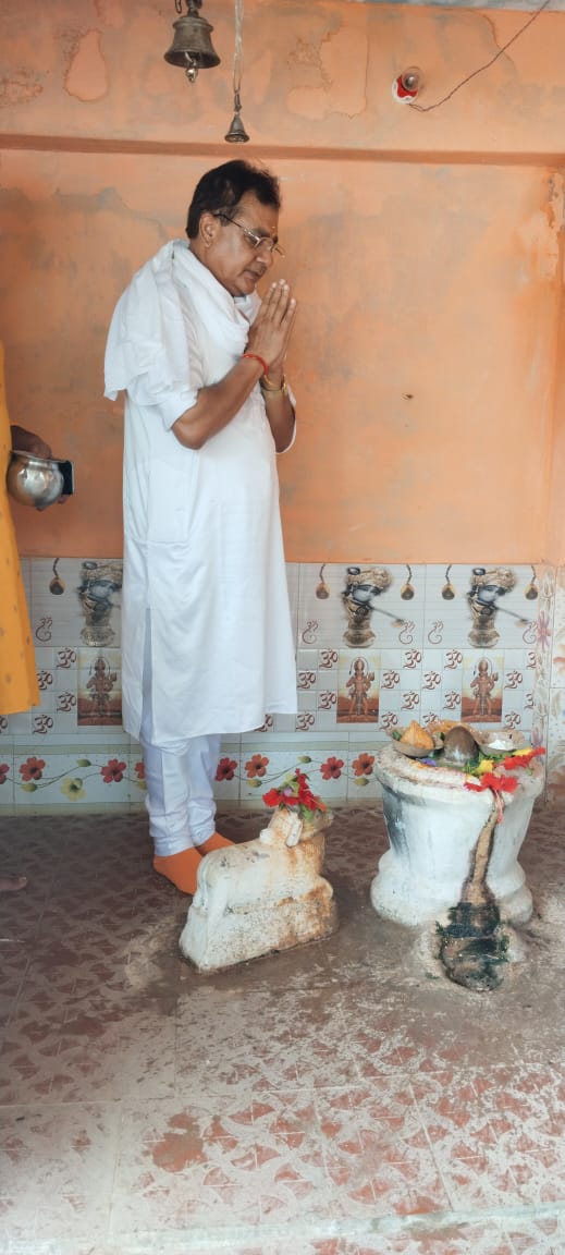 DivyaPremSewa's tweet photo. दिव्य प्रेम सेवा मिशन, हरिद्वार के संस्थापक श्रद्धेय आशीष भैया जी ने अपने जन्म स्थान ग्राम नेवादा, हमीरपुर में भगवान शिव मंदिर पर आज श्रावण सोमवार को जलाभिषेक किया साथ ही अपने सहपाठियों एवं भजन मंडली के साथ सम्पूर्ण ग्रामवासियो को  दही जलेबी प्रसाद वितरण किया। 

#DPSM #joinDpsm https://t.co/zVoRd1lsLv