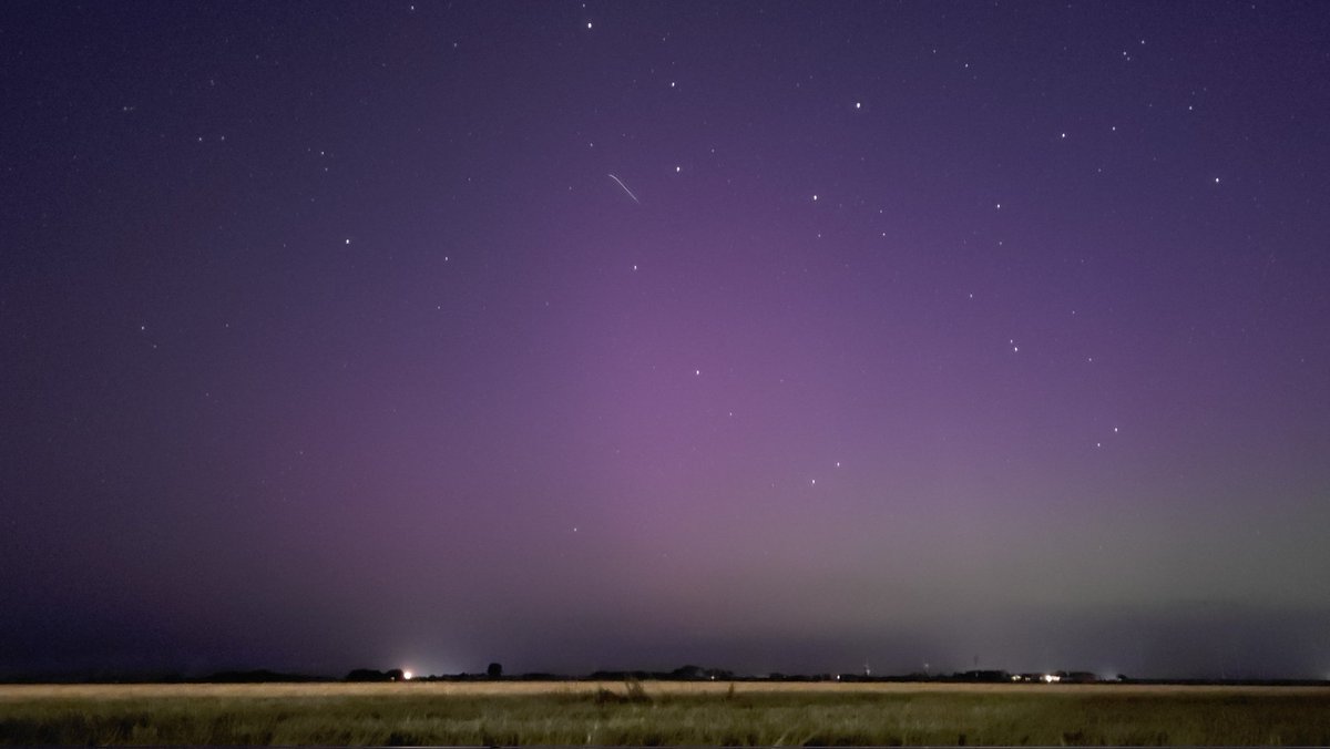 Noorderlicht met vallende ster in Roodeschool.
Foto gemaakt 13-8-2024 rond middernacht. 
<a href="/rtvnoord/">RTV Noord</a> #daspasgrunnen #Roodeschool #noorderlicht #buienradar