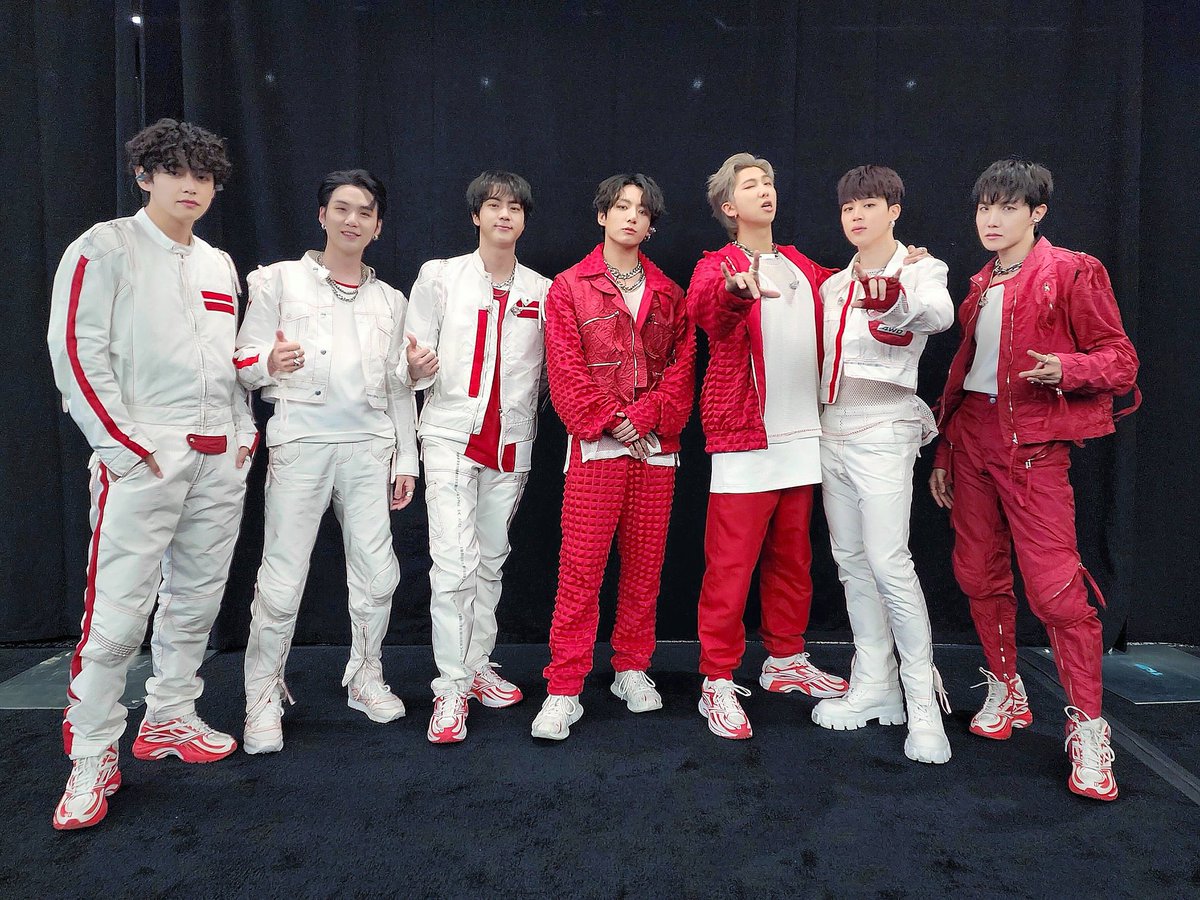 Hankook_army's tweet photo. 실컷 흔들어 봐라.
흔들리나.
우린 더 단단해질 것이다.
더 단단해져서 더 단단해진 일곱 소년을 맞이할 것이다.

 #BTSisSeven https://t.co/do4J5y8G3r
