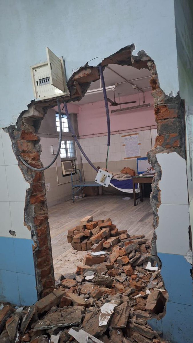 riksag's tweet photo. #RGKarMedicalCollegeHospital trying to suppress/demolish/destroy evidence...this is another level of lawlessness, dictatorship and criminality..unbelievable!!!

@BDUTT @PMOIndia @BanglaRepublic 

#justiceformoumita #bengalhorror #Nirbhaya2 https://t.co/AvVQHXyEVG