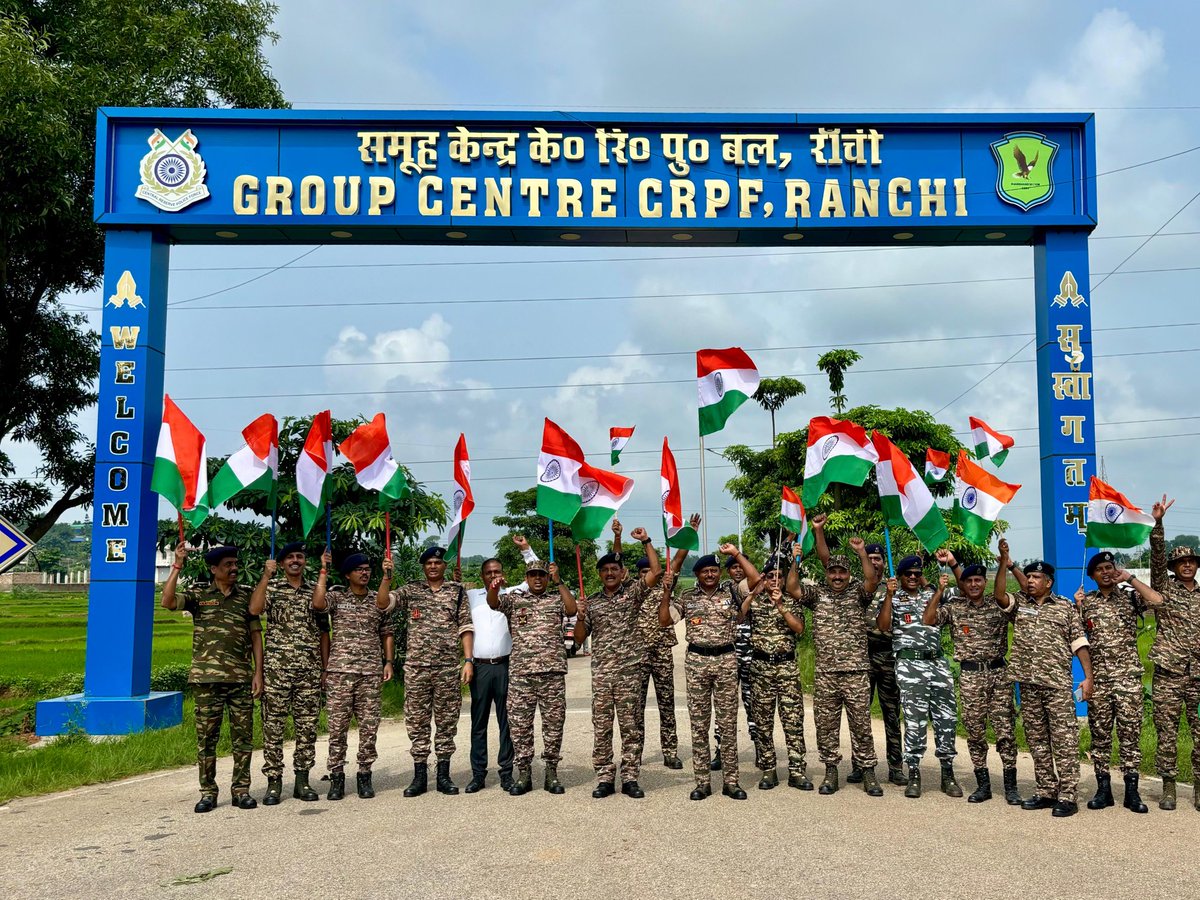 GC_CRPF_RANCHI's tweet photo. 'हर घर तिरंगा’ अभियान  के तहत दिनांक 13/08/24 को ग्रुप केंद्र केरिपु रांची द्वारा श्री डी एन लाल पुलिस उप महानिरीक्षक के मार्गदर्शन में  रैली निकाली गई और हमारे देश की एकता का जश्न मनाने का संदेश दिया l @crpfindia @HMOIndia @PMOIndia @JharkhandCrpf https://t.co/axXzUKsNoc