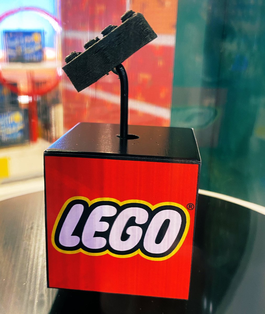 Spider_Sam_'s tweet photo. The #LEGO Store on 5th Ave. has a LEGO Space Brick made from the dust of a 4.5-billion-year-old meteorite!
#LEGO #ESA #EuropeanSpaceAgency #SpaceBrick #Meteorite https://t.co/zUFQaDsywU