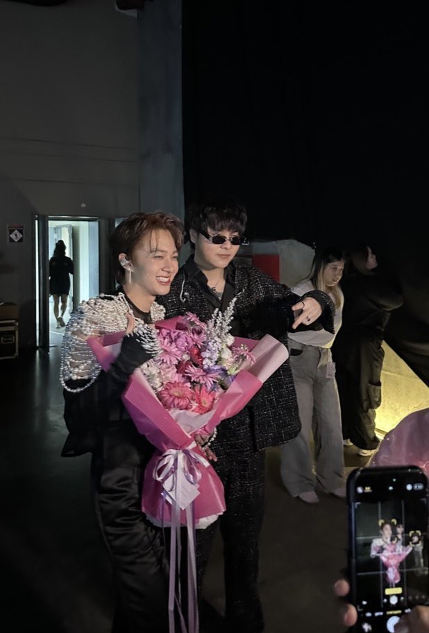 koalaris's tweet photo. นุนิว ถ้าขโมยรูปได้เอามาลงเลยนะลูก ถ้ารอพี่ทอยลงเองน่าจะไม่ได้ลง 😭😭😭😭😭😭 ขนาดจัดคอนคิงด้อมพี่แกยังไม่อัพไรเลย ขอร้อง 55555555555555 https://t.co/ovwaA9HhVC
