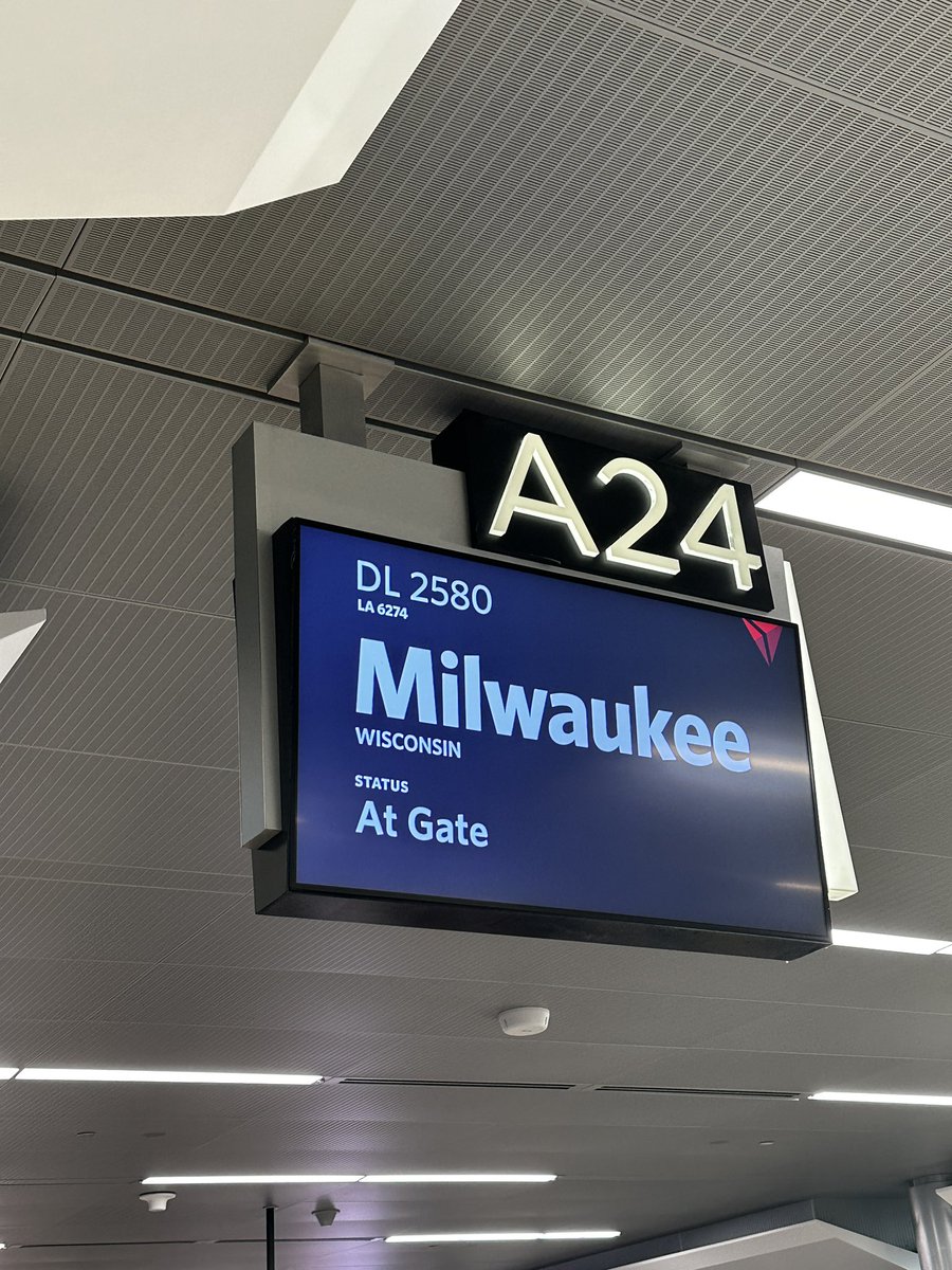 jackmuehlbauer's tweet photo. this flight’s boutta be a movie https://t.co/yklxRua69a