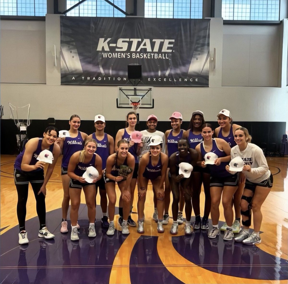 catfan28's tweet photo. K-State WBB fall practice begins in 6 weeks. The ladies are coming off a 26 win season &amp; look to start the year ranked in the AP Top 15. They return everyone except Gregory who they replaced with transfer Temira Poindexter (21 ppg) &amp; also added Kennedy Taylor (10.7 ppg/7.1 rebs). https://t.co/KXXVCA1DjU