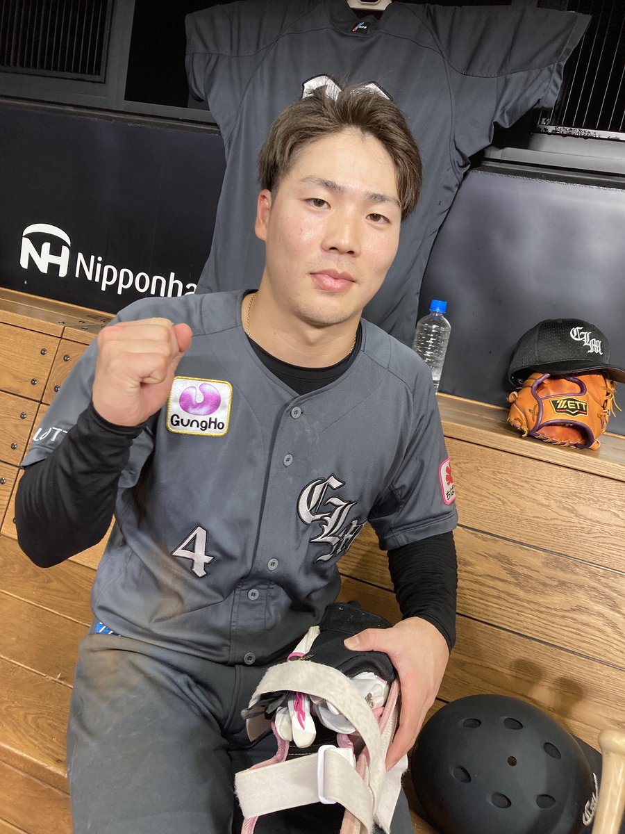 貴重な追加点となるタイムリーを放った #友杉篤輝 選手。 泥だらけの 貴重な追加点となるタイムリーを放った #友杉篤輝 選手。 泥だらけの