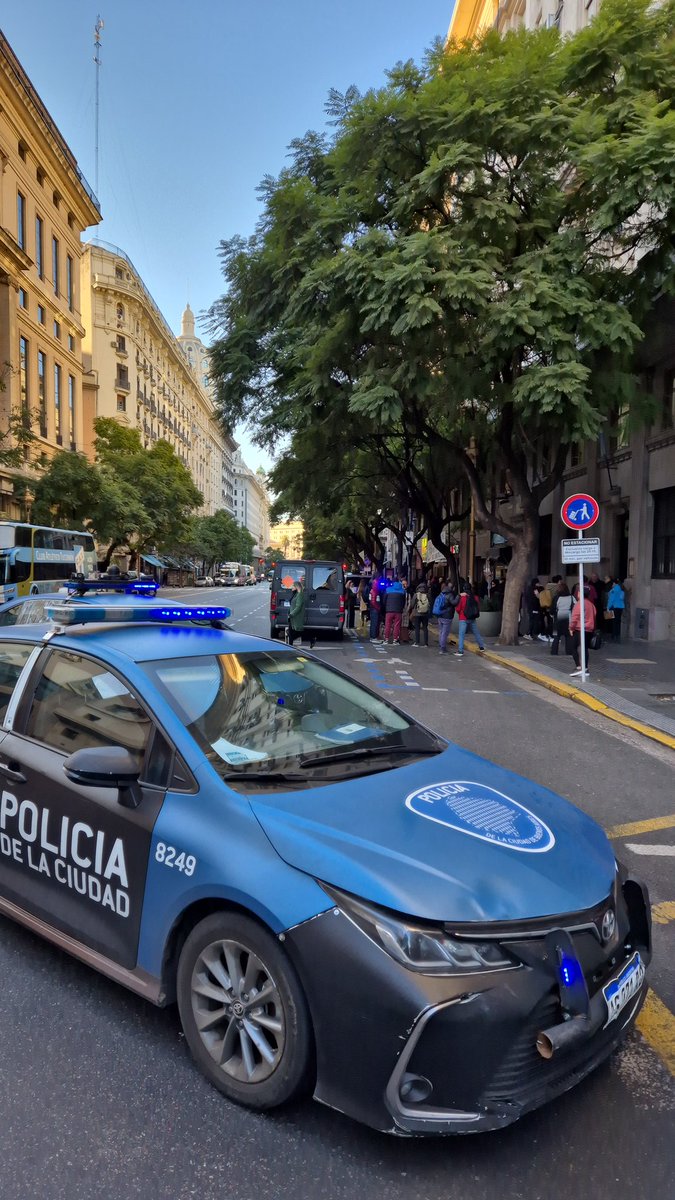 iluminatepormi's tweet photo. @batransito carriles reducidos en diagonal norte al 700 por amenaza de bomba en edificio tribunales https://t.co/ofenbezcCN