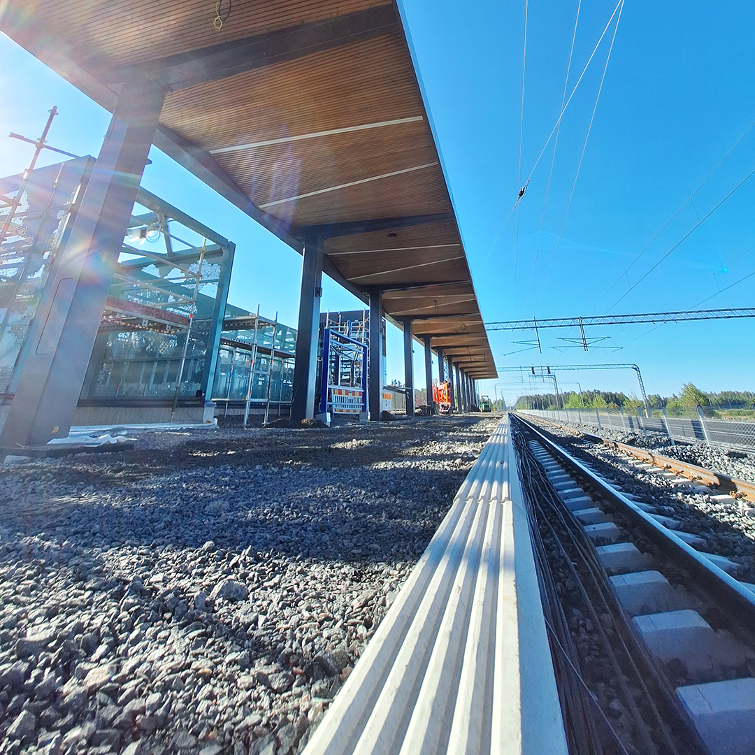 KreateOy's tweet photo. Ainolan asemalla työt etenevät osana Helsinki–Riihimäki-hanketta. 1 📷: hissitornin sivulaseja asennetaan, 2 📷: katoksen valojen testaus ja 3 📷: tämän päivän näkymiä kiveystöiden edetessä 💪 Ensi keväänä samat hommat mutta pääradan länsipuolella.
#KreateOy #radalla #järvenpää https://t.co/f8WOmkL9D4