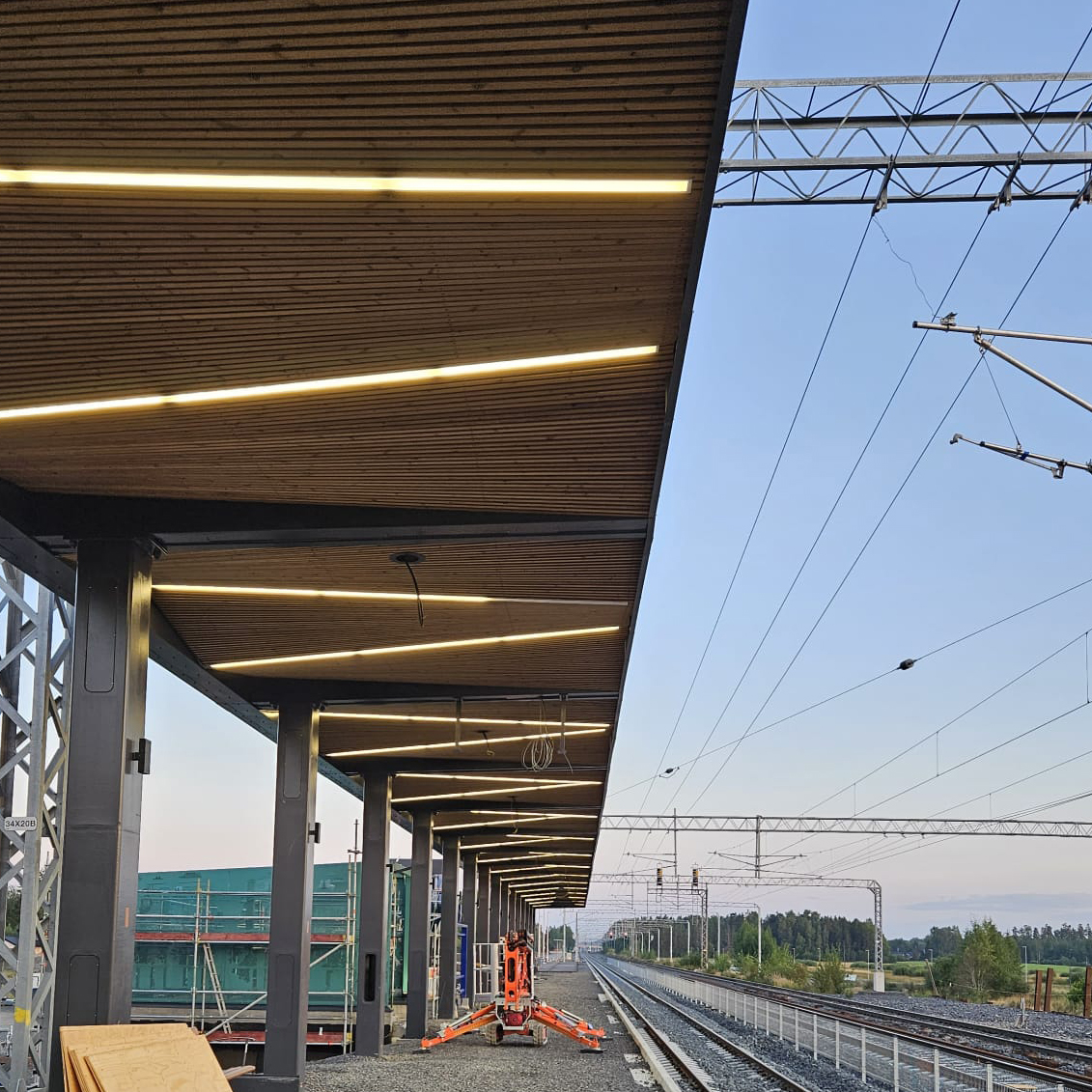 KreateOy's tweet photo. Ainolan asemalla työt etenevät osana Helsinki–Riihimäki-hanketta. 1 📷: hissitornin sivulaseja asennetaan, 2 📷: katoksen valojen testaus ja 3 📷: tämän päivän näkymiä kiveystöiden edetessä 💪 Ensi keväänä samat hommat mutta pääradan länsipuolella.
#KreateOy #radalla #järvenpää https://t.co/f8WOmkL9D4