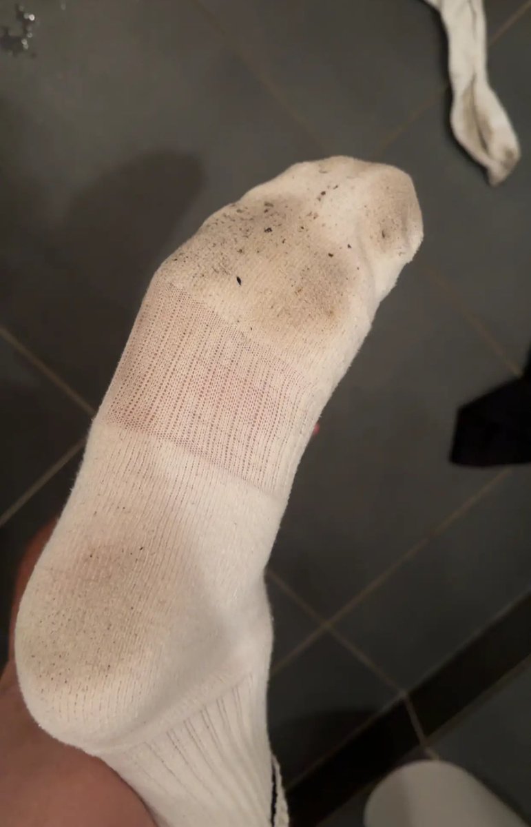 Siehst du den Dreck auf meiner Sohle? Bei der Hitze schwitze ich in meinen Airforce abnormal. Wenn du dreckiger Bastard deine Nase dran pressen willst, schreib mir!😈

#geldsklave #zahlschwein #cashmaster #zahlsklave #findom #paypig #geldherr #alpha #feetdom #füße #master