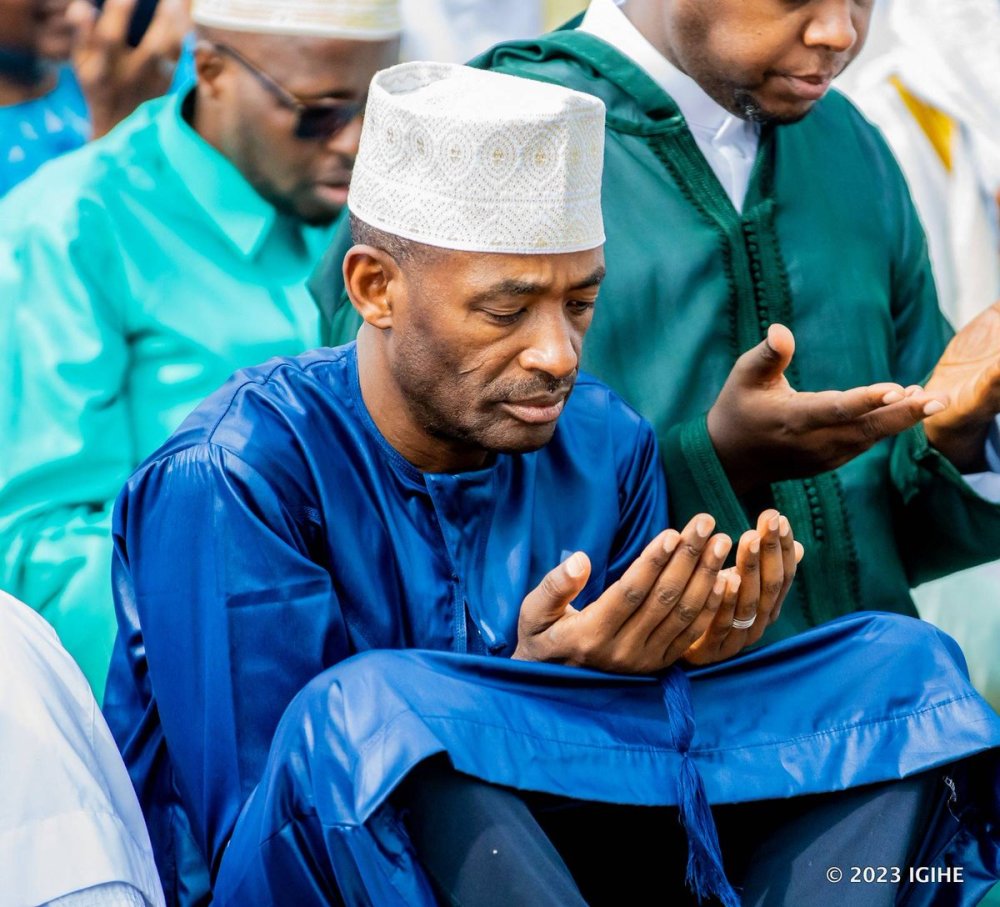 EmmanuelINTORE's tweet photo. UYU SINGOMBWA #AMASASU KUGIRANGO ATSINDE INTAMBARA: - Umunyabigwi utuma ndara ntakinze nanagenda nijoro sinikange [Singiye kugaruka ku kuba Papa we yaramukuriye Salute 🫡]

Umugaba Mukuru w’Ingabo z’u Rwanda Gen Mubarakh MUGANGA, ni umwe mu bagabo bafite igitinyiro n' ibigwi ntagereranywa mu gisirikare cy’u Rwanda- RDF, uhereye ku mateka y’urugamba rwo kubohora igihugu, guhagarika Jenoside yakorewe Abatutsi mu 1994, n’ibindi bikorwa by’indashyikirwa yakomeje gukora na nyuma yaho.

Ibigwi mu mwuga wa gisirikare Gen Mubarakh MUGANGA amazemo imyaka isaga 30, byamuhesheje imidari mu byiciro bitandukanye bikurikira:

🥉Umudari wo Kubohora Igihugu (National Liberation Medal), 
🥉Umudari wo Guhagarika Jenoside (Compaign Against Genocide Medal), 
🥉Umudari w’ibigwi byo hanze y’igihugu (Foreign Campaign Medal), 
🥉Umudari w’Ishimwe utangwa n’Umukuru w’Igihugu (Presidential Inauguration Medal);
🥉Umudari w’ibigwi byo ku rugamba (Combat Action Ribbon), 
🥉Umudari wo gusoza neza amasomo y’urugamba (Combat Service Ribbon), 
🥉Umudari w’ibikorwa bifitiye abaturage akamaro (Community Service Ribbon).

✍️Gen. Mubarakh MUGANGA yagizwe Umugaba Mukuru w’Ingabo z’u Rwanda ku itariki 05 Kamena 2023.

Amakuru ari ku rubuga rwa murandasi rw’Ingabo z’u Rwanda, yerekana ko Gen. Mubarakh yavutse mu 1967, bivuze ko afite imyaka 57.

Gen. Muganga, akomoka mu muryango w’abayoboke b’idini ya Islam. Ni umugabo ubona ko afite igihagararo kibereye umusirikare koko, akaba azwiho gukunda umupira w’amaguru byimazeyo dore ko yanabaye mu buyobozi bukuru bw’ikipe ya @aprfcofficial.

Amakuru yashyizwe ahagaragara na Intsinzi TV kuri YouTube, avuga ko Gen Mubarakh na se Hadji Saleh Muganga bajyanye ku rugamba rwo kubohora u Rwanda, ndetse ngo akaba yari afite ipeti riruta irya se nk’uko bigaragara kuri imwe mu mafoto y’urugamba rwo kubohora u Rwanda, ise yamutereye isaruti nk’ikimenyetso cy’icyubahiro umusirikare muto agomba umukuru. (Reba ifoto hasi)

Gen. Mubarakh yavukiye mu buhungiro muri Uganda, ari naho yinjiriye mu gisirikare agamije kwifatanya n’abandi mu rugamba rwo kubohora Abanyarwanda.

Kuva mu 1988 – 1989 afite imyaka 22, Gen Mubarakh yagiye mu masomo ya gisirikare yo ku rwego rwa cadet mu kigo cya gisirikare cya #JinjaUganda, ayarangije ahita ajya kwifatanya n’abarwanyi ba #RPAInkotanyi mu rugamba rwo kubohora igihugu.

Gen. Mubarakh yayoboye ingabo mu bice bitandukanye by’igihugu, abijyanisha n’izindi nshingano zikomeye mu rugamba rwo gusana igihugu cyari cyarasenyutse mu nzego zose, ari nako akomeza kwihugura mu bya gisirikare.

Nk’uko bigaragara ku rubuga rwa Minisiteri y’ingabo z’u Rwanda @RwandaMoD, Gen. MUGANGA yitabiriye amasomo mpuzamahanga ya gisirikare yo mu rwego rwo hejuru, harimo ayo yakoreye muri Zambia mu 2005, muri Kenya mu 2006 na 2007, mu Bushinwa mu 2007, 2012 no mu Misiri mu 2008. Ayo masomo yose yaje yiyongera ku mpamyabushobozi y’icyiciro cya kabiri cya kaminuza afite mu bijyanye n’imiyoborere.

Ipeti rya Lt General yaryambitswe n’Umukuru w’Igihugu Paul Kagame, nk’Umugaba w’Ikirenga w’Ingabo z’u Rwanda ku itariki 04 Kamena 2021. Icyo gihe yanamuhaye inshingano zo kuba Umugaba w’Ingabo zirwanira ku butaka, hashize imyaka ibiri amugira Umugaba Mukuru w’Ingabo z’u Rwanda asimbuye Gen. Jean Bosco Kazura.

Afande Mubarak MUGANGA, uyu munsi ari mu basirikare bakuru u Rwanda rwagize kuva igisirikare cyabaho kugeza ubu, akaba ageze ku ipeti rya "GENERAL"  
#AbatoTumwigireho

Ndacyabaha #AMATEKA👇👇👇

𝐔𝐤𝐢𝐛𝐲𝐢𝐛𝐮𝐤𝐚, 𝐛𝐚𝐧𝐳𝐚 𝐠𝐮𝐤𝐨𝐫𝐚 #𝐅𝐎𝐋𝐋𝐎𝐖 𝐤𝐮𝐫𝐢 @EmmanuelINTORE 𝐮𝐝𝐚𝐜𝐢𝐤𝐰𝐚 𝐧'𝐚𝐦𝐚𝐭𝐞𝐤𝐚 𝐲'𝐈𝐍𝐓𝐖𝐀𝐑𝐈 𝐳𝐚𝐫𝐮𝐠𝐰𝐢𝐫𝐢𝐣𝐞 𝐢𝐛𝐢𝐠𝐰𝐢 🫴
Source: @IGIHE @kigalitoday @IntsinziTV #WikiPedia
@jnabdallah @RobCyubahiro #Inkotanyi