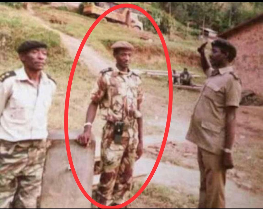 EmmanuelINTORE's tweet photo. UYU SINGOMBWA #AMASASU KUGIRANGO ATSINDE INTAMBARA: - Umunyabigwi utuma ndara ntakinze nanagenda nijoro sinikange [Singiye kugaruka ku kuba Papa we yaramukuriye Salute 🫡]

Umugaba Mukuru w’Ingabo z’u Rwanda Gen Mubarakh MUGANGA, ni umwe mu bagabo bafite igitinyiro n' ibigwi ntagereranywa mu gisirikare cy’u Rwanda- RDF, uhereye ku mateka y’urugamba rwo kubohora igihugu, guhagarika Jenoside yakorewe Abatutsi mu 1994, n’ibindi bikorwa by’indashyikirwa yakomeje gukora na nyuma yaho.

Ibigwi mu mwuga wa gisirikare Gen Mubarakh MUGANGA amazemo imyaka isaga 30, byamuhesheje imidari mu byiciro bitandukanye bikurikira:

🥉Umudari wo Kubohora Igihugu (National Liberation Medal), 
🥉Umudari wo Guhagarika Jenoside (Compaign Against Genocide Medal), 
🥉Umudari w’ibigwi byo hanze y’igihugu (Foreign Campaign Medal), 
🥉Umudari w’Ishimwe utangwa n’Umukuru w’Igihugu (Presidential Inauguration Medal);
🥉Umudari w’ibigwi byo ku rugamba (Combat Action Ribbon), 
🥉Umudari wo gusoza neza amasomo y’urugamba (Combat Service Ribbon), 
🥉Umudari w’ibikorwa bifitiye abaturage akamaro (Community Service Ribbon).

✍️Gen. Mubarakh MUGANGA yagizwe Umugaba Mukuru w’Ingabo z’u Rwanda ku itariki 05 Kamena 2023.

Amakuru ari ku rubuga rwa murandasi rw’Ingabo z’u Rwanda, yerekana ko Gen. Mubarakh yavutse mu 1967, bivuze ko afite imyaka 57.

Gen. Muganga, akomoka mu muryango w’abayoboke b’idini ya Islam. Ni umugabo ubona ko afite igihagararo kibereye umusirikare koko, akaba azwiho gukunda umupira w’amaguru byimazeyo dore ko yanabaye mu buyobozi bukuru bw’ikipe ya @aprfcofficial.

Amakuru yashyizwe ahagaragara na Intsinzi TV kuri YouTube, avuga ko Gen Mubarakh na se Hadji Saleh Muganga bajyanye ku rugamba rwo kubohora u Rwanda, ndetse ngo akaba yari afite ipeti riruta irya se nk’uko bigaragara kuri imwe mu mafoto y’urugamba rwo kubohora u Rwanda, ise yamutereye isaruti nk’ikimenyetso cy’icyubahiro umusirikare muto agomba umukuru. (Reba ifoto hasi)

Gen. Mubarakh yavukiye mu buhungiro muri Uganda, ari naho yinjiriye mu gisirikare agamije kwifatanya n’abandi mu rugamba rwo kubohora Abanyarwanda.

Kuva mu 1988 – 1989 afite imyaka 22, Gen Mubarakh yagiye mu masomo ya gisirikare yo ku rwego rwa cadet mu kigo cya gisirikare cya #JinjaUganda, ayarangije ahita ajya kwifatanya n’abarwanyi ba #RPAInkotanyi mu rugamba rwo kubohora igihugu.

Gen. Mubarakh yayoboye ingabo mu bice bitandukanye by’igihugu, abijyanisha n’izindi nshingano zikomeye mu rugamba rwo gusana igihugu cyari cyarasenyutse mu nzego zose, ari nako akomeza kwihugura mu bya gisirikare.

Nk’uko bigaragara ku rubuga rwa Minisiteri y’ingabo z’u Rwanda @RwandaMoD, Gen. MUGANGA yitabiriye amasomo mpuzamahanga ya gisirikare yo mu rwego rwo hejuru, harimo ayo yakoreye muri Zambia mu 2005, muri Kenya mu 2006 na 2007, mu Bushinwa mu 2007, 2012 no mu Misiri mu 2008. Ayo masomo yose yaje yiyongera ku mpamyabushobozi y’icyiciro cya kabiri cya kaminuza afite mu bijyanye n’imiyoborere.

Ipeti rya Lt General yaryambitswe n’Umukuru w’Igihugu Paul Kagame, nk’Umugaba w’Ikirenga w’Ingabo z’u Rwanda ku itariki 04 Kamena 2021. Icyo gihe yanamuhaye inshingano zo kuba Umugaba w’Ingabo zirwanira ku butaka, hashize imyaka ibiri amugira Umugaba Mukuru w’Ingabo z’u Rwanda asimbuye Gen. Jean Bosco Kazura.

Afande Mubarak MUGANGA, uyu munsi ari mu basirikare bakuru u Rwanda rwagize kuva igisirikare cyabaho kugeza ubu, akaba ageze ku ipeti rya "GENERAL"  
#AbatoTumwigireho

Ndacyabaha #AMATEKA👇👇👇

𝐔𝐤𝐢𝐛𝐲𝐢𝐛𝐮𝐤𝐚, 𝐛𝐚𝐧𝐳𝐚 𝐠𝐮𝐤𝐨𝐫𝐚 #𝐅𝐎𝐋𝐋𝐎𝐖 𝐤𝐮𝐫𝐢 @EmmanuelINTORE 𝐮𝐝𝐚𝐜𝐢𝐤𝐰𝐚 𝐧'𝐚𝐦𝐚𝐭𝐞𝐤𝐚 𝐲'𝐈𝐍𝐓𝐖𝐀𝐑𝐈 𝐳𝐚𝐫𝐮𝐠𝐰𝐢𝐫𝐢𝐣𝐞 𝐢𝐛𝐢𝐠𝐰𝐢 🫴
Source: @IGIHE @kigalitoday @IntsinziTV #WikiPedia
@jnabdallah @RobCyubahiro #Inkotanyi