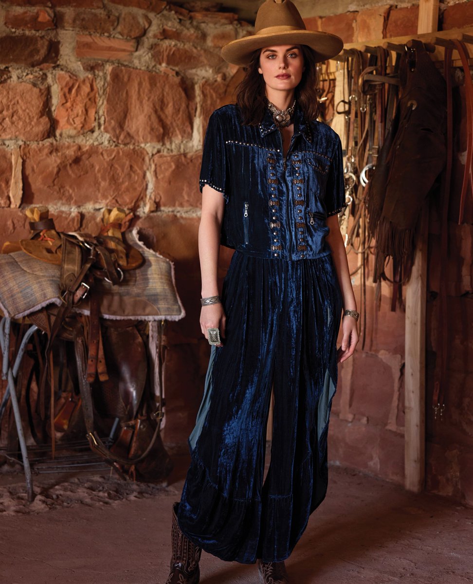 doubledranch_'s tweet photo. Let's talk luxe ✨️
.
.
.
📸: @mitchellfranz
#doubledranch #doubledaddiction #ddranchwear #ranchlifestyle #westernfashion #ranchlife #getranchy #wildandwestern #westernwoman #denimcowgirl #rodeostyle #iamcowgirl #cowgirlcouture #westernlifeandstyle #rodeofashion https://t.co/yvkXs00E5v