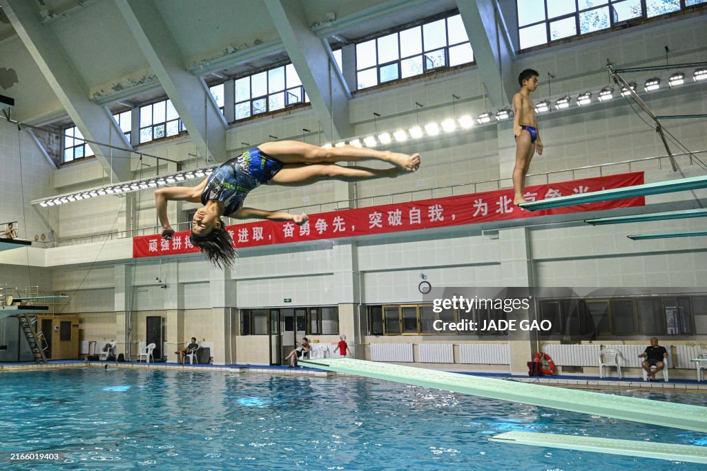 ainurohman's tweet photo. Untuk kali pertama dalam sejarah, ada satu negara yg mampu menyapu bersih emas Olimpiade dari loncat indah. 

Tiongkok🇨🇳 mendulang 8 emas dari 8 nomor di #Paris2024 . Walau sangat dominan, Tiongkok🇨🇳 tidak akan berhenti. Mereka terus mempersiapkan generasi2 penerus yg siap mendominasi ajang2 terbesar diving dunia. 

Ma Jin, pelatih timnas diving Meksiko mengatakan via AFP bahwa atlet2 Tiongkok🇨🇳 sudah mulai berlatih profesional sejak usia 5 atau 6 tahun. Kalau di negara2 lain, usia semuda digunakan untuk bermain. Tetapi tidak di Tiongkok🇨🇳.   

Mereka berlatih keras 7 jam sehari, kadang selama sepekan. Pada pagi hari, para atlet muda ini masuk sekolah. Lalu mereka berlatih intens pada sore hari.  

Mereka berlatih materi kekuatan, eksplosivitas, pemahaman spasial, dan sensitifitas pada air. Baik di kolam renang ataupun di gym.  

Selain itu, atlet2 muda ini didukung dgn teknologi sports science yg canggih. Mereka mendapatkan nutrisi terbaik, fisioterapis terbaik, alat2 terbaik, dan fasilitas latihan kelas dunia. Atlet2 muda ini juga mendapatkan makanan khusus yg dimasak dgn khusus.

"Tidak ada rahasia khusus mengenai senjata diving Tiongkok. Ini semata2 karena semuanya bekerja dgn sangat keras," kata Coa Ke via AFP. 

Coa adalah pelatih yg menangani usia 8-10 tahun pada sekolah diving top di Beijing, Muxiyuan Sports Centre.

Ada banyak sekali sekolah2 diving seperti Muxiyuan yg tersebar di seluruh negeri. Yang terbaik di antara ratusan atlet tersebut, akan mendapatkan kesempatan membela Tiongkok pada ajang2 internasional.