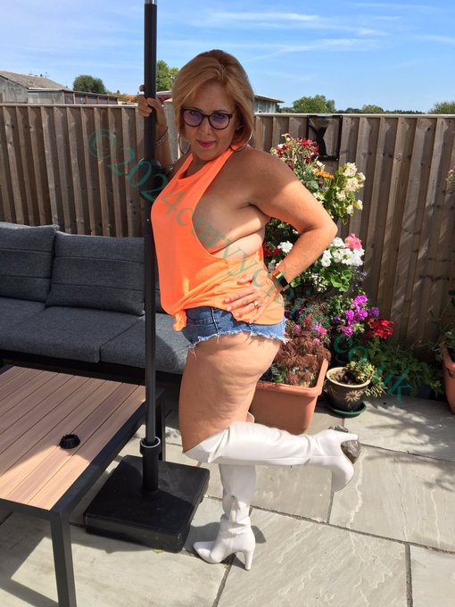 Watch Curvy Claire's leaked NSFW photo on TwXstars