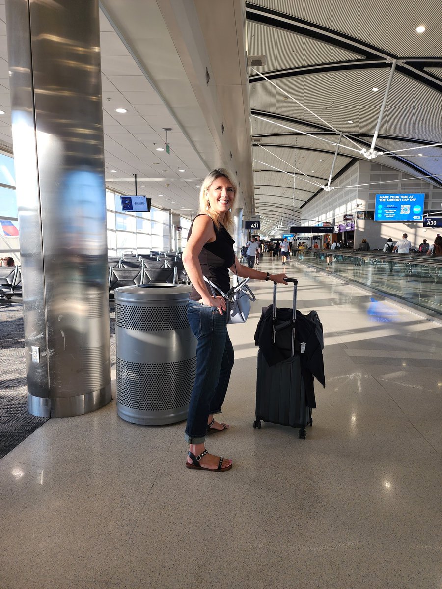 travelhistory1's tweet image. Roaming Historian on the move! A last trip before the academic year starts and I go back to professing instead of roaming. #historyprofessor #RoamingHistorian #travel #deltaairlines✈️ #flying
