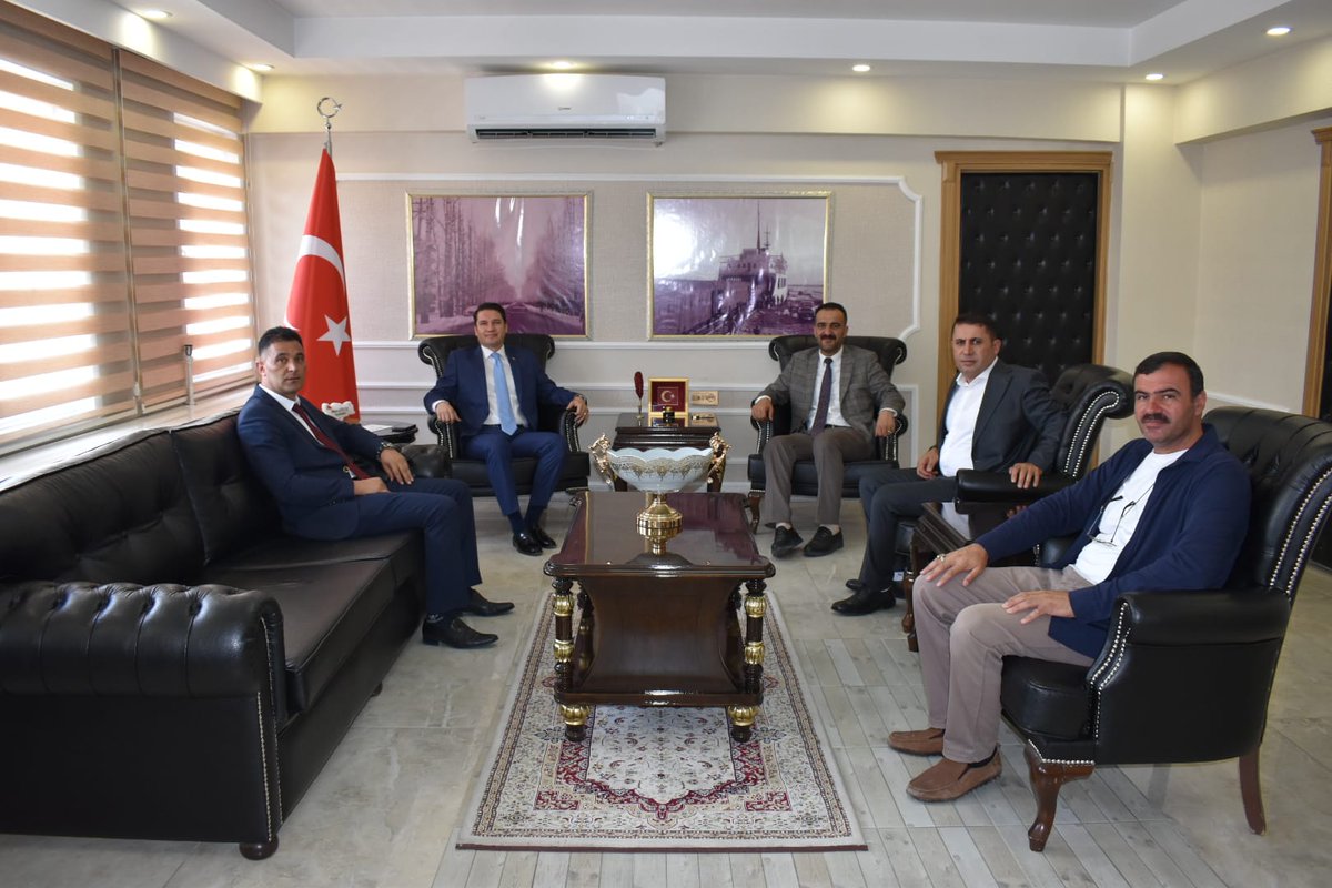 Bugün yönetim kurulu üyelerimiz ile birlikte  <a href="/KaymakamlTusba/">Tuşba Kaymakamlığı</a> sayın <a href="/musagoktas_/">Musa Göktaş</a> beyefendiye hayırlı olsun ziyaretinde bulunduk.Sayın kaymakamımızın 17 yıllık bürokratlık  tecrübesi ile Tuşba ilçemize büyük kazanımlar sağlayacağını düşünüyor kendisine başarılar diliyoruz.