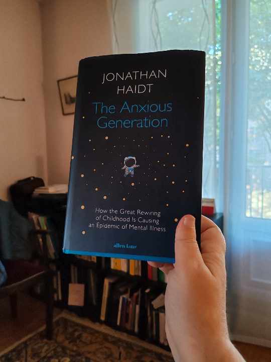Lectures d'été (suite) <a href="/JonHaidt/">Jonathan Haidt</a> sur l'épidémie internat de maladie mentale liée à la transformation de l'enfance sous le double effet des smartphones et des parents surprotecteurs. #foodforthought