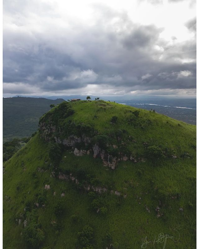 mrdzidzor's tweet image. Mount Yogaga: A Ghanaian Gem
Mount Yogaga is a prominent peak located in Kpong, Ghana. It holds the distinction of being the second tallest mountain in the entire country, making it a captivating destination for nature enthusiasts and adventure seekers alike.

📷: @profscom