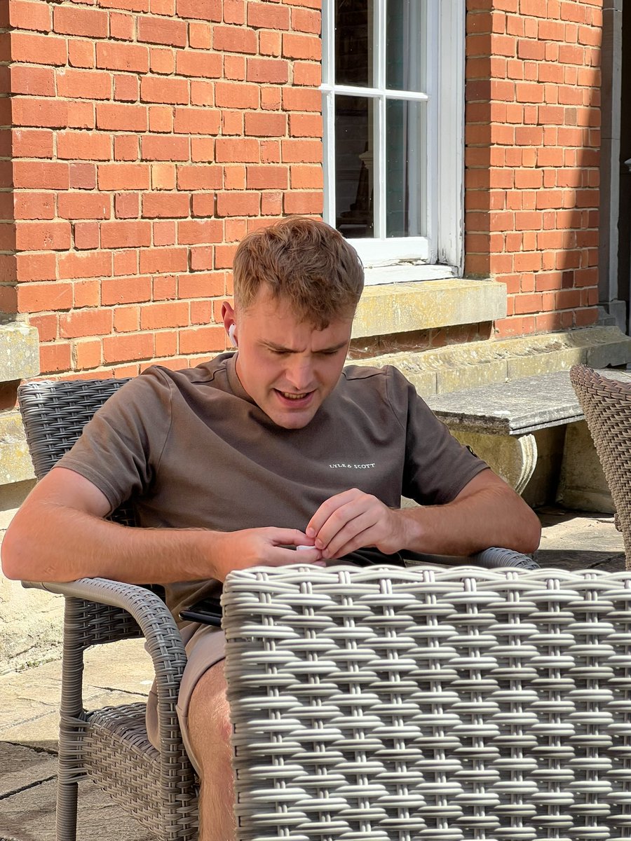 Penelk's tweet image. De zeune…helemaal opgaan in zijn muziekwereldje …relax 😂😂 destress na 8 weken on site in #dubai #jandenul 

🇦🇪🇧🇪🇬🇧