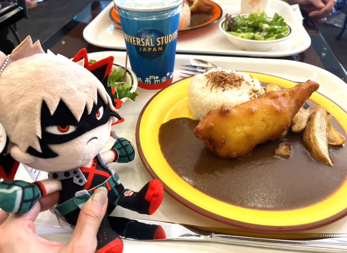 USJ行って来ました!マインドさんのやつ観て来たよ! コラボメニューはとのはもうなかったので売ってるやつだけ何とか食べました!  の半冷半熱フロマージュブランの色がすごいので見てほしい。 味は普通に美味しかったけど使ったスプーンがラー油付いてるみたいな色になった。