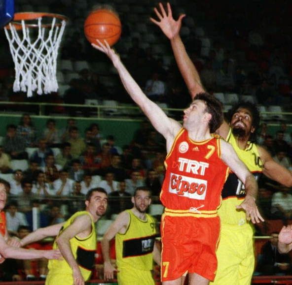 gsformaOrg's tweet photo. Sene 2000. Orhun Ene, Troy Pilsner potasına turnikeyi bırakıyor. Çift göğüs reklamlı düz kırmızı adidas formamız. #gstarih #galatasaray #sportarihi #basketbol #basketboltarih #retrobasketball https://t.co/mMYY5jMzZ4