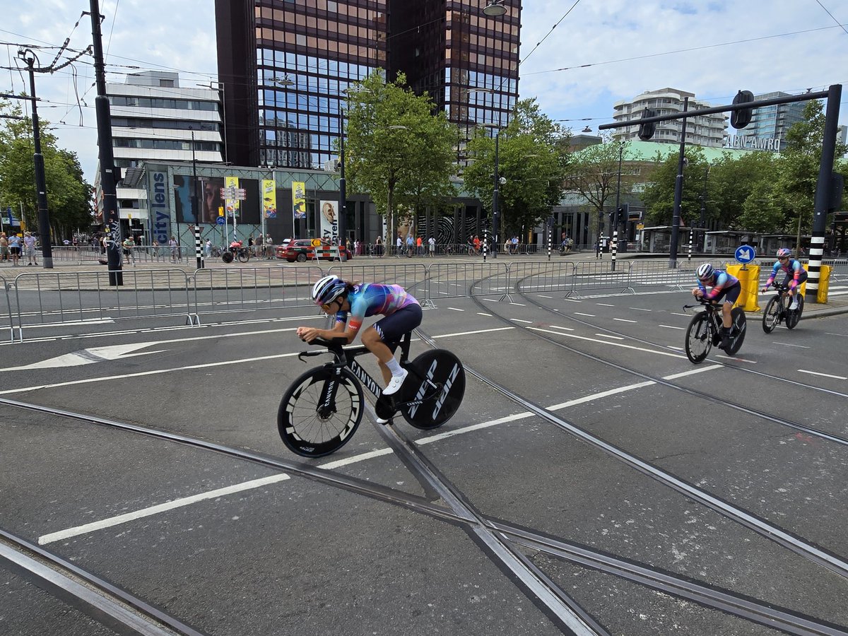 Thijs010's tweet photo. Warming up tijdrit, vlak voor kantoor. #tourfemmes https://t.co/OBqKahhHr2