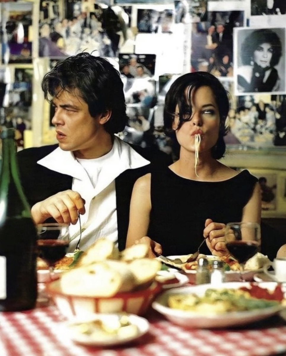 Benicio del Toro &amp; Parker Posey, 1995.

(📸- Mark Seliger)