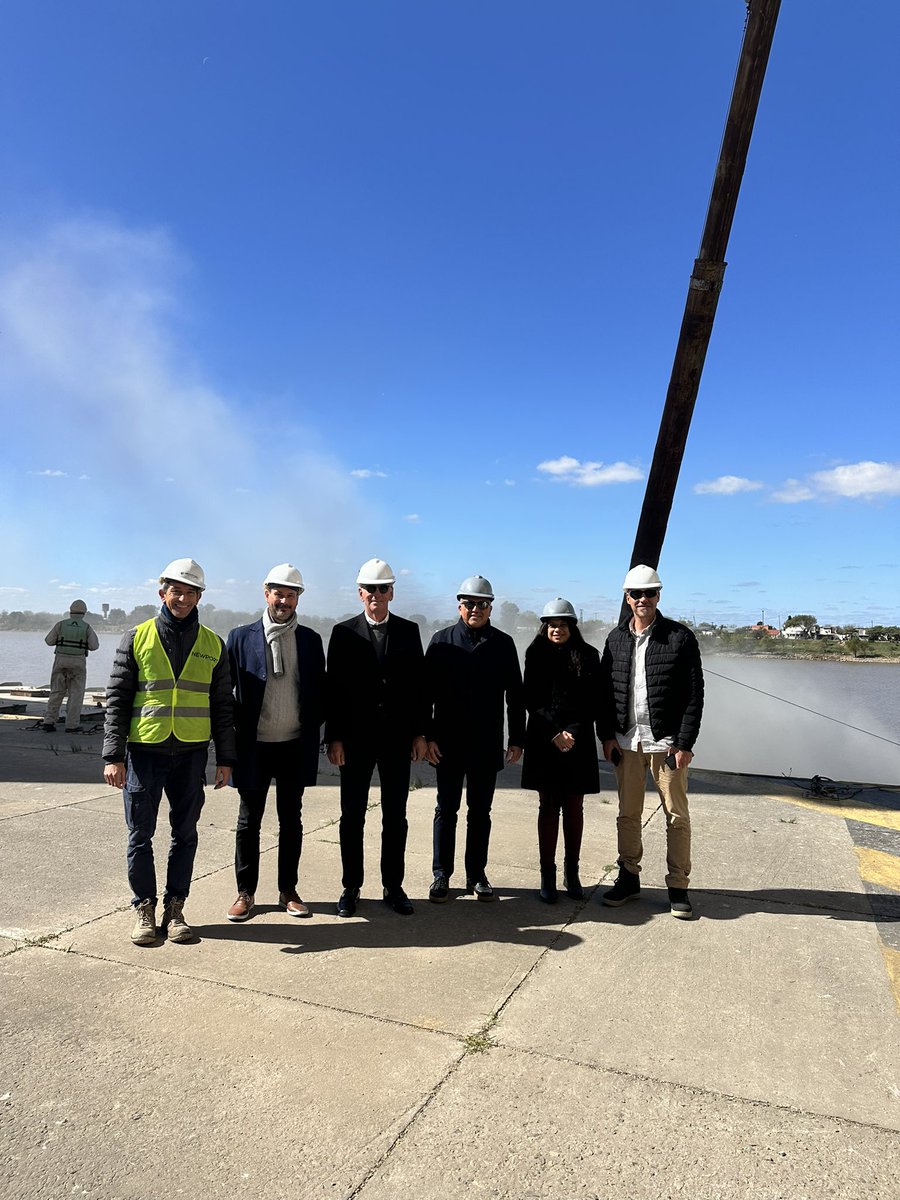 EcamSF's tweet photo. ⏩Recorrimos  la terminal de carga y nos informamos sobre el traslado de Tm de soja , con destino a la terminal portuaria de ACÁ. El puerto comienza a mostrar un engranaje importante para la logística del centro norte de la prov.
📍Desde el ecam informamos y apoyamos esta medida. https://t.co/yY5y9dnr4J