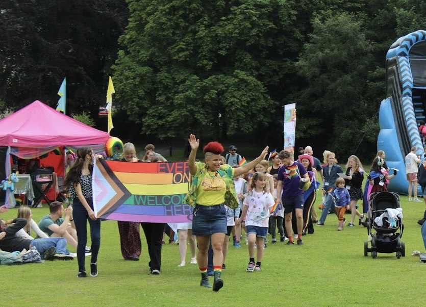 appyvalleypride's tweet photo. Our Youth Engagement project is lead by @terryloganmusic with Adam Pryce. This year we worked with 20 schools &amp; youth groups throughout Calderdale - 3000 children engaged learning about identity, inclusivity &amp; diversity.

Thanks to Keira Jordan for the great photos 📸! (2/2) https://t.co/Nt7L7uEY5i