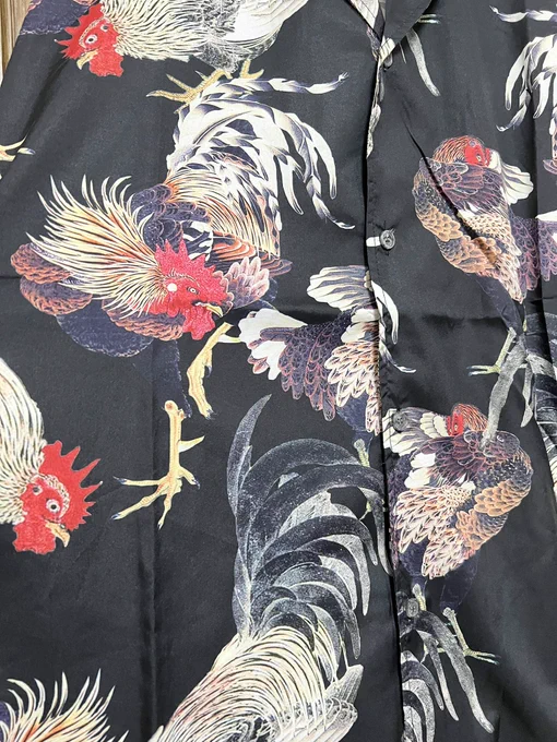 今夏絶対柄シャツ着てやるぞと思ってニワトリの柄シャツ買ってみた。かわいい〜いかつ 