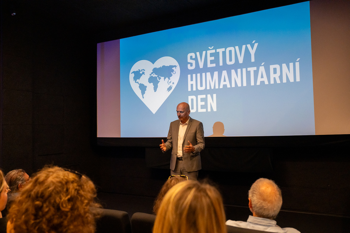 OSNPraha's tweet photo. Projekcí dosud neuvedeného filmu Another Summer a následnou diskusí s tvůrci a experty jsme zahájili kampaň k připomenutí Světového humanitárního dne (19. srpna). Na úvod akce vystoupili představitel @mzvcr Petr Gandalovič a šéf @RefugeesCE v 🇨🇿 Ajmal Khybari. 1/4
#Act4Humanity https://t.co/qK0MA6no3d