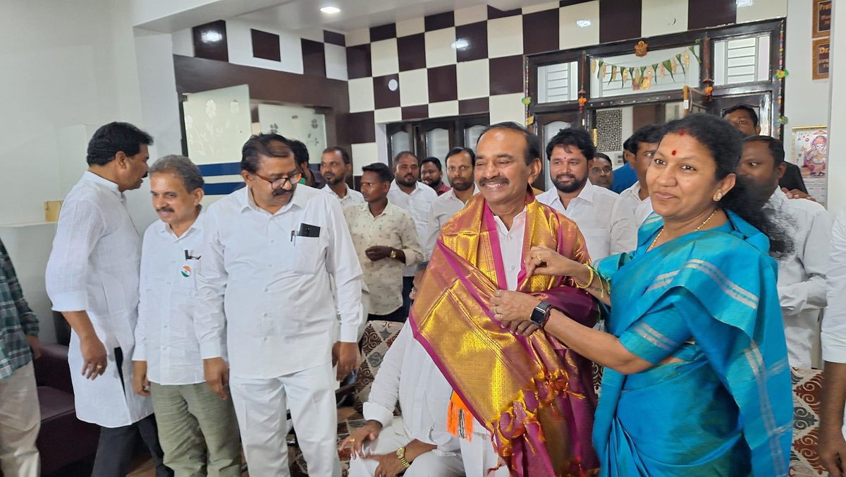 RaoPadmaBJP's tweet photo. మల్కాజిగిరి ఎంపిగా గెలుపొందిన అనంతరం మొట్టమొదటి సరిగా హనుమకొండ జిల్లాకి విచ్చేసిన శ్రీ @Eatala_Rajender గారిని మాజీ ఎంపీ శ్రీ సీతారాం నాయక్ గారి ఇంటి వద్ద శాలువాతో సత్కరించి సాదరంగా స్వాగతం పలకడం జరిగింది. అనంతరం వారు నిర్వహించిన పత్రిక విలేకరుల సమావేశంలో జిల్లా నాయకులతో కలిసి పాల్గొనడం జరిగింది.

@BJP4India @BJP4Telangana