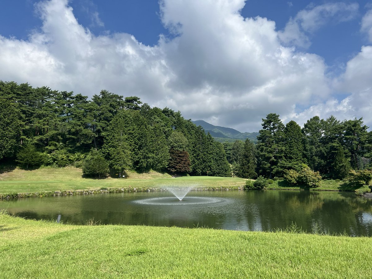 419oki's tweet photo. お盆ゴルフウィーク第二ラウンド⛳️

今日は反省盛りだくさん（笑）
前半1Wはチョロ😓アイアンはトップばかり😱パットで耐え、OBは傾斜に助けられ何とか44回
後半は悪さも訂正できいい感じで最終ホールも前回と同じミスでダボ締め😆
でもスコアは自分にしては良き良きの85回👍　第三ラウンドは16日👍⛳️ https://t.co/M44JkMr8Ih