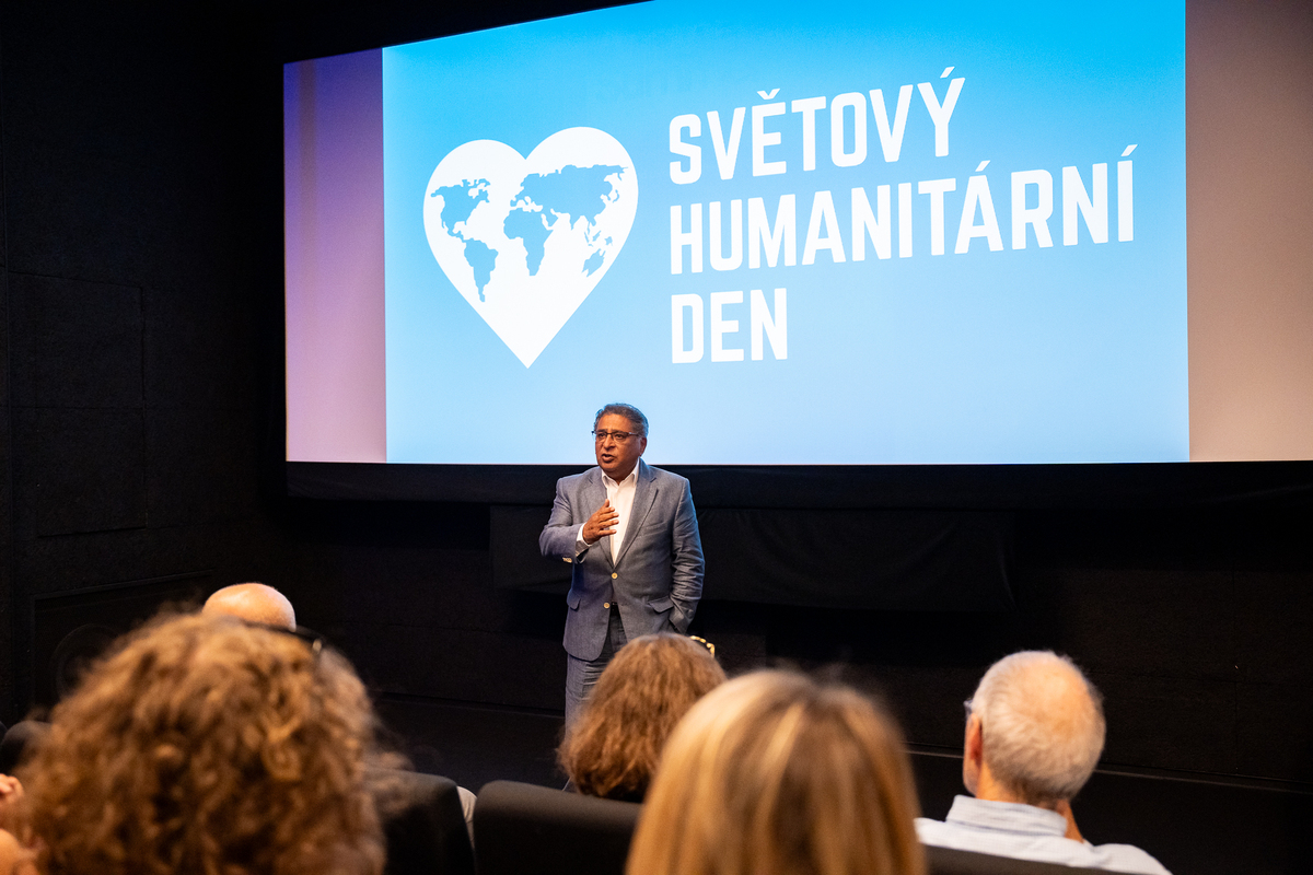 OSNPraha's tweet photo. Projekcí dosud neuvedeného filmu Another Summer a následnou diskusí s tvůrci a experty jsme zahájili kampaň k připomenutí Světového humanitárního dne (19. srpna). Na úvod akce vystoupili představitel @mzvcr Petr Gandalovič a šéf @RefugeesCE v 🇨🇿 Ajmal Khybari. 1/4
#Act4Humanity https://t.co/qK0MA6no3d