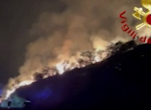 tempoweb's tweet photo. I piromani danno fuoco alla montagna: paura e famiglie evacuate ad #Artena  VIDEO https://t.co/E4ju9tji4V #roma #13agosto https://t.co/DOHSiknoZU