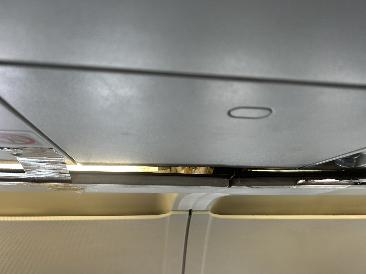 Luckyluz8's tweet photo. @transavia wekt echt goed vertrouwen dit.. met duct-tape de lucht in, weeeeee!! Hopelijk is het onderhoud aan de rest wel volgens standaarden voldaan 🙄 https://t.co/20aMTXl1pp