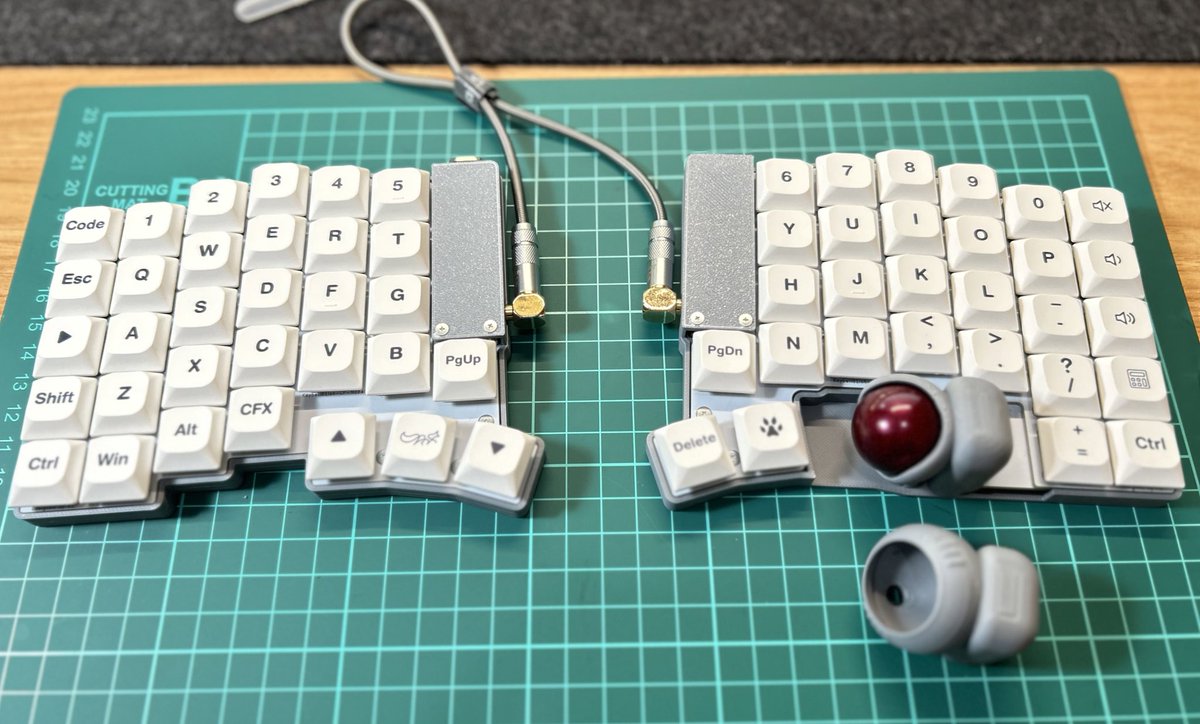 kazu_dob's tweet photo. #Keyball61ish-LP -R
現状、飾っているだけだから、誰かに新古品として買い取って頂いた方が良いのだろうか…
このまま使わないのは、この子も…
とは思うけど、ケース作ったりした時、確認できないのもなぁ… https://t.co/TXhhBRuAji