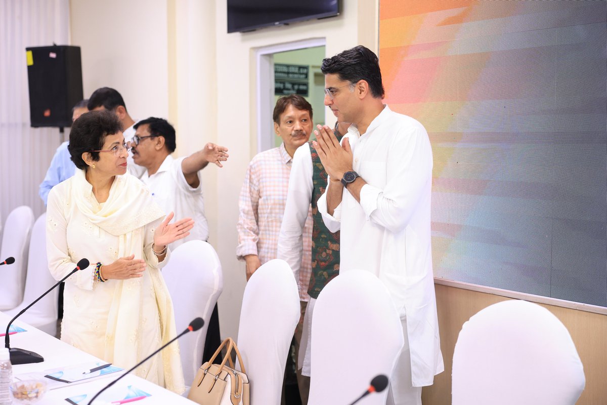 Kumari_Selja's tweet photo. आज नई दिल्ली में कांग्रेस अध्यक्ष श्री मल्लिकार्जुन खड़गे जी एवं नेता विपक्ष श्री राहुल गांधी जी के नेतृत्व में हुई बैठक में कांग्रेस ने तीन प्रमुख मांगों को उठाया:

1. अडानी महाघोटाले की जांच के लिए संयुक्त संसदीय समिति (JPC) का गठन।
2. केंद्र सरकार से राष्ट्रव्यापी जाति जनगणना की मांग।
3. संविधान के आर्थिक, सामाजिक और राजनीतिक न्याय के प्रावधानों का सच्चा सम्मान।

इस बैठक में बांग्लादेश में धार्मिक अल्पसंख्यकों पर हो रहे हमलों पर चिंता जताई गई और वायनाड में भूस्खलन त्रासदी को राष्ट्रीय आपदा घोषित करने की मांग का समर्थन किया गया। कांग्रेस जल्द ही इन मुद्दों पर देशव्यापी आंदोलन करेगी।