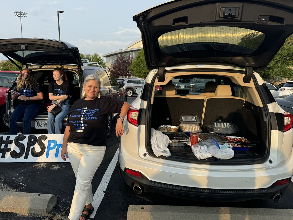 FremontSPS's tweet photo. Excited to kick off this year! #SPSPride #northsidepride @SPSOfficial https://t.co/soFwOseB8k