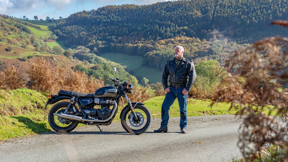 UKTriumph's tweet photo. Timeless design, unmatched heritage. The Triumph T100 never gets old. ποΈβ¨
πΈ Darcy Lamb
#TriumphT100 #ClassicRide #ModernClassic #RideWithTriumph https://t.co/n6xLVUN0jL
