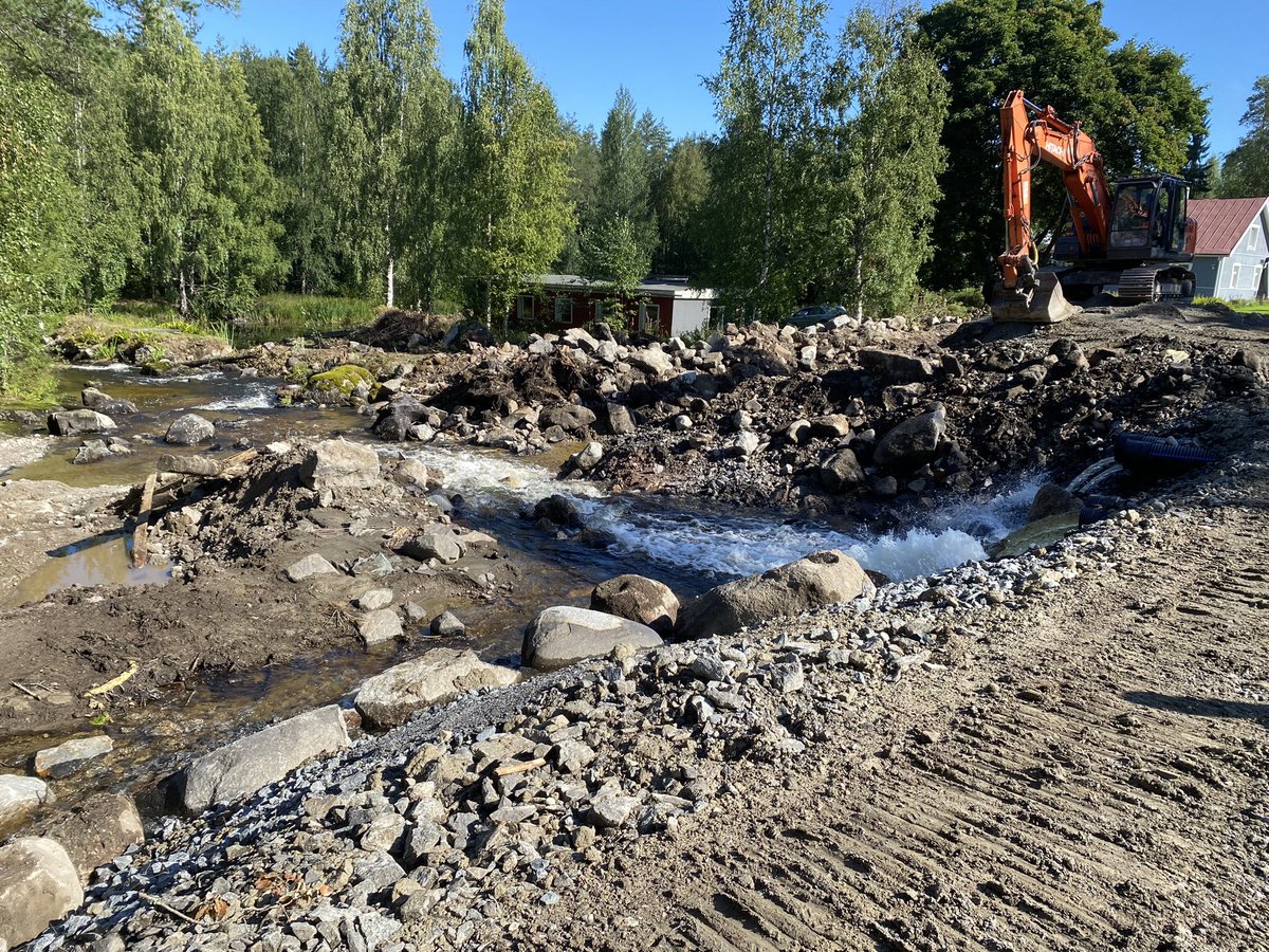mikaelrytkonen's tweet photo. Rutajoen Seinäkoskella oli maisema muuttunut melkoisesti 👍 Työpato oli paikallaan, vanha betonipato oli jo purettu ja viimeisiä kuormia betonimurskaa vietiin pois. Hienoa työtä Keski-Suomen kalatalouskeskuksen/Pohjois-Päijänteen kalatalousalueen johdolla! https://t.co/6Uw0USnS6K