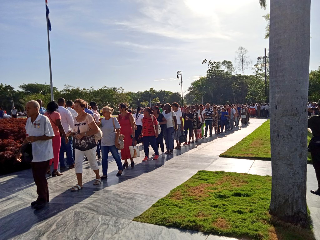 BeatrizJUrrutia's tweet photo. El pueblo de #SantiagoDeCuba rinde tributo al Comandante en Jefe Fidel Castro Ruz, el líder histórico de la Revolución Cubana, en el aniversario 98 de su nacimiento.
Como escribió Juan Gelman, "Fidel es un país" y venimos a honrar su legado extraordinario.
#FidelPorSiempre https://t.co/4DsXAZYwGZ